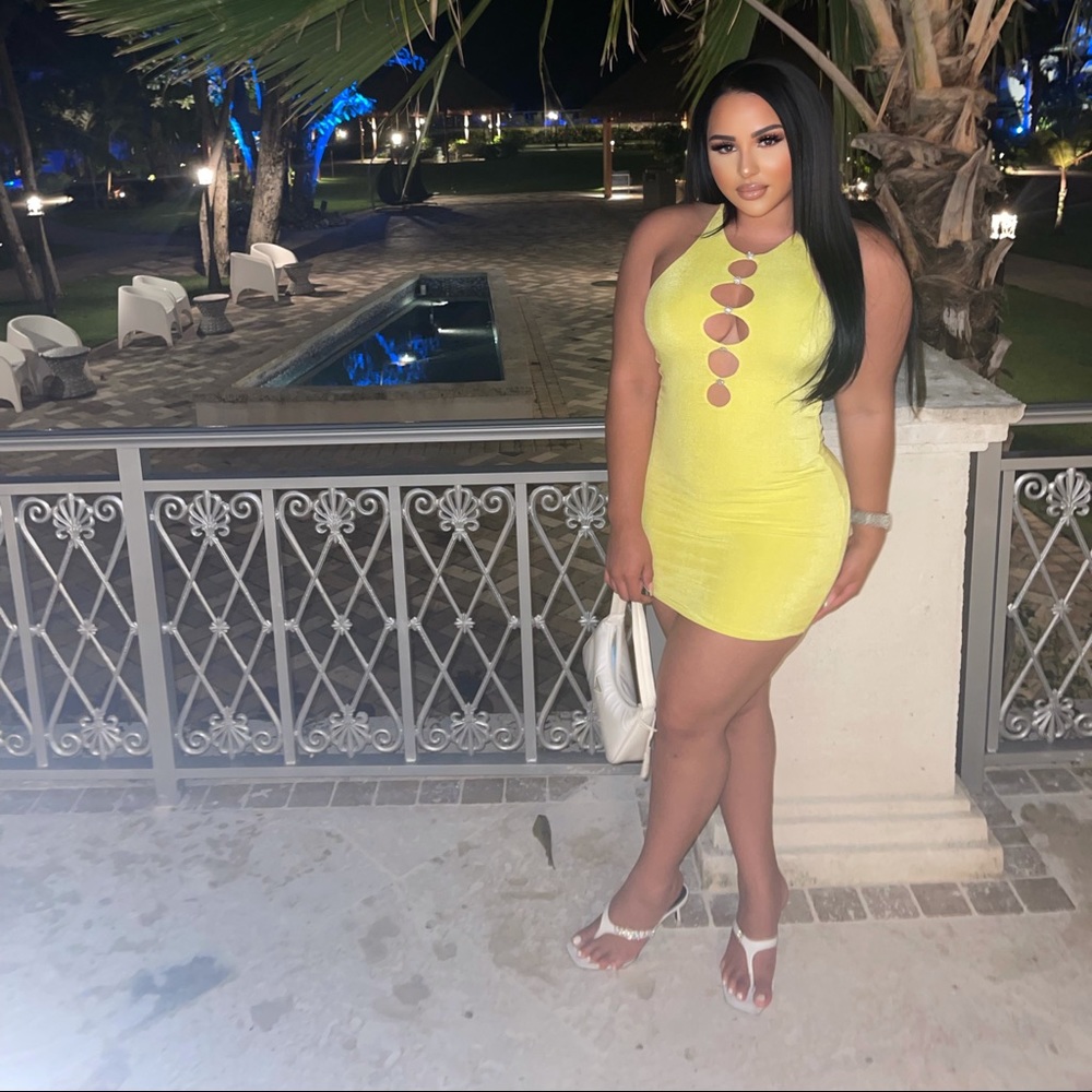 ISLAND HOPPING
CUT OUT BODYCON MINI DRESS IN LIME